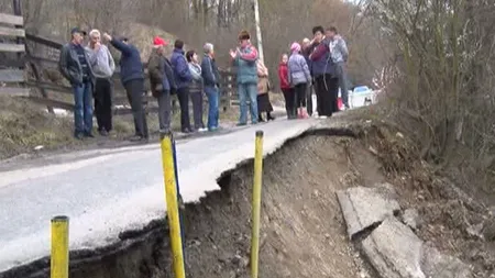 Drum surpat din cauza ploilor, oameni disperaţi VIDEO