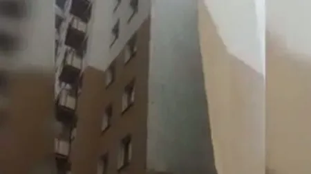 Vântul face ravagii. Izolaţia unui bloc de zece etaje, smulsă de rafalele puternice VIDEO