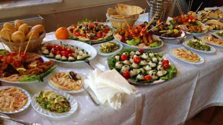 Firma de catering care a îmbolnăvit oamenii la o pomană din Bacău, amendată şi închisă