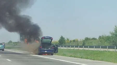 Maşină în flăcări pe Autostrada Soarelui. Circulaţia a fost oprită temporar