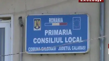 Teroare într-o comună din Călăraşi. Ţiganii agresivi au devastat primăria VIDEO