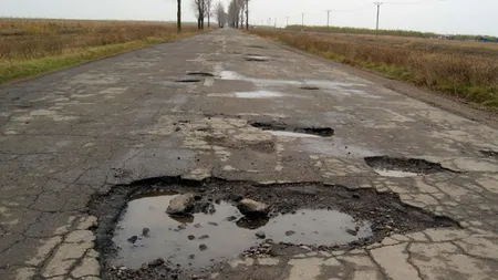 Şi-au reparat singuri drumul din comună şi s-au ales cu DOSAR PENAL
