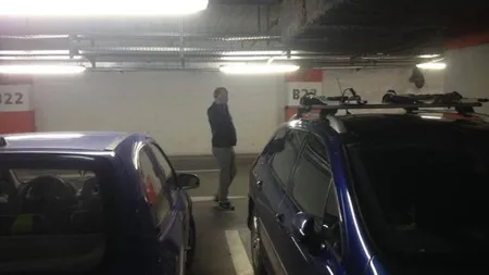 Hoţii au inventat o nouă metodă de furt din maşini. Cum acţionează aceştia prin mall-urile din Capitală FOTO