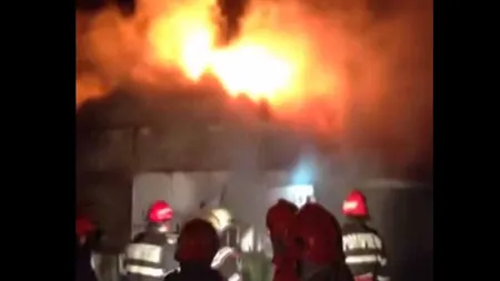 Incendiu puternic în Capitală în zona Pieţii Moghioroş. O magazie şi un restaurant au ars aproape în totalitate