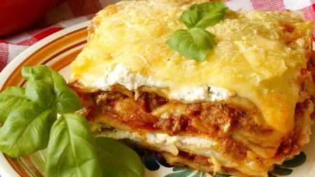 Lasagna cu carne şi sos bolognez