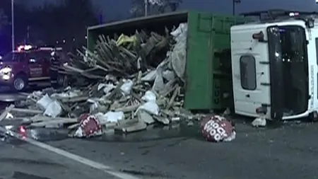 Accident în Capitală. O maşină de gunoi s-a răsturnat în faţa Guvernului VIDEO
