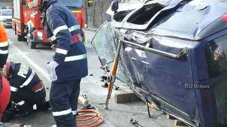 Accident cu trei victime, pe DN 73 A, la Predeal. Maşina a ajuns cu roţile în sus după impact