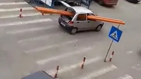 Cum transformi un Matiz în autoutilitară de transport pentru ţevi. Doi români au găsit soluţia VIDEO