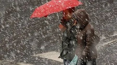 INFORMARE METEO de vreme rea: Ploi în toată ţara, ninsori consistente la munte, intensificări ale vântului şi răcire