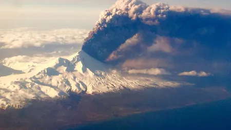 Vulcanul Pavlof din Alaska erupe şi trimite în atmosferă o coloană de cenuşă de 11 kilometri VIDEO