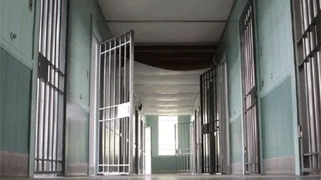 Un fost învăţător, încarcerat la Penitenciarul Bacău pentru viol, şi-a tăiat gâtul