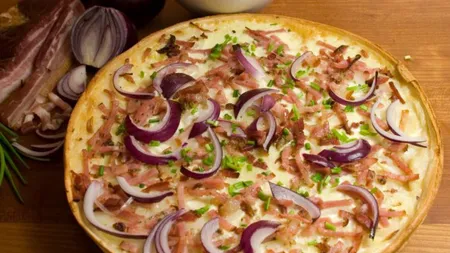 REŢETA ZILEI: Pizza cu şuncă şi ceapă