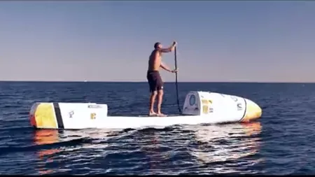 Nebunie curată! Un francez vrea să traverseze Oceanul Atlantic pe o placă de surf
