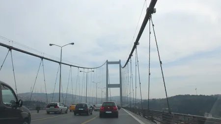 Podul Bosfor din Istanbul a fost închis din cauza unei maşini suspecte din care a sărit un bărbat