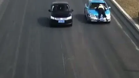 SCENE INCREDIBILE. Un taximetrist a plecat cu un poliţist pe capotă VIDEO
