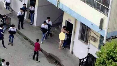 Un profesor chinez s-a dezbrăcat în curtea şcolii şi a încercat să violeze o elevă FOTO