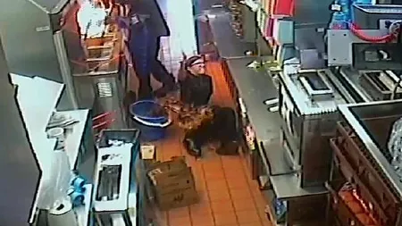 O româncă a căzut într-o găleată cu ULEI ÎNCINS într-un McDonald's din Australia VIDEO