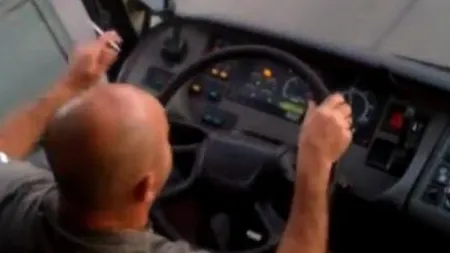 Şofer RATB, surprins în timp ce fuma la volan VIDEO