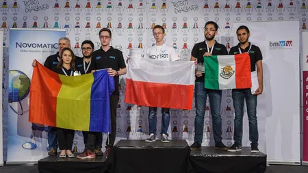 Tineri români, premiaţi în străinătate după ce au construit roboţi