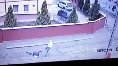 Femeie tâlhărită chiar în faţa bisericii de către un minor VIDEO