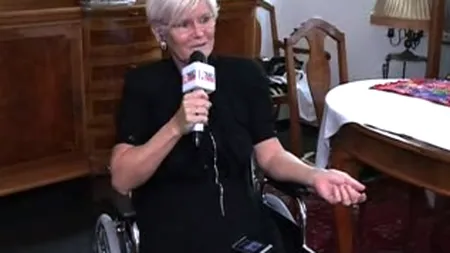Monica Tatoiu, imobilizată într-un scaun cu rotile. 