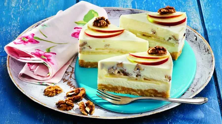 Desertul zilei: Tort cu mere şi nuci