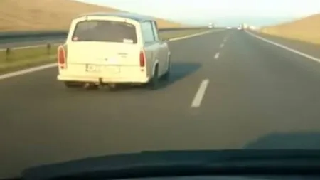 UMILINŢĂ MAXIMĂ. Să mergi cu 200 km la oră pe autostradă şi să fii depăşit de un Trabant VIDEO