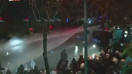 Ciocniri violente în Istanbul. Statul a preluat controlul asupra celui mai citit ziar din Turcia, ostil lui Erdogan