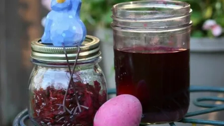 Cum colorezi ouăle de Paşte în mod natural? Cele mai simple vopseluri DIY