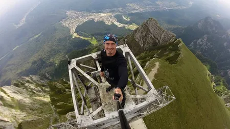Imagini care îţi taie respiraţia. Un român a escaladat Turnul Eiffel fără nicio măsură de siguranţă