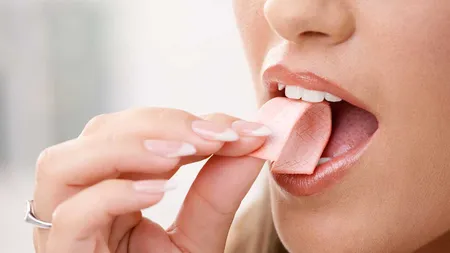 Un simplu mestecat de gumă îţi distruge tot corpul! Ce elemente chimice periculoase conţine o gumă