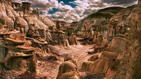 Locuri ciudate pe Planetă: Grădina de roci cu forme stranii de la Bisti Badlands