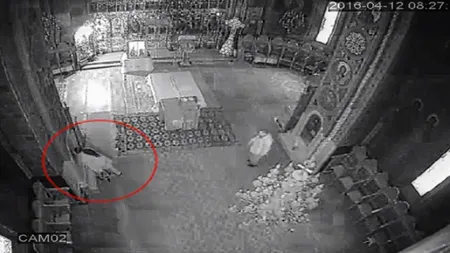 O femeie din Bacău, surprinsă în timp ce fura dintr-o biserică VIDEO