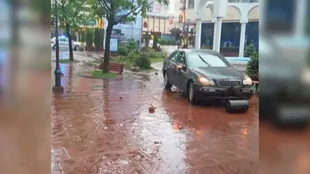 Accident cu un bolid de lux în Târgu Jiu. Şoferul a fugit de la locul faptei VIDEO