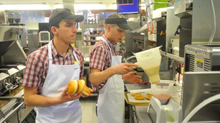 McDonald's a majorat salariile de la 1 aprilie cu 21%