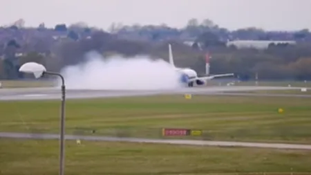 Panică la bordul unui avion Blue Air. Un pneu a EXPLODAT la aterizare în Anglia VIDEO