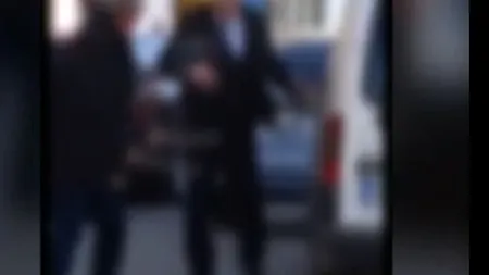 Bătaie în plină stradă din cauza banilor. Doi bărbaţi îşi împart pumni sub privirile trecătorilor VIDEO