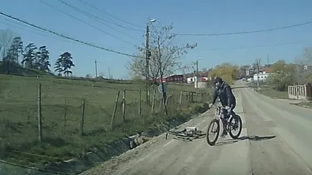 Scene de cascadorii râsului, biciclist răpus de băutură VIDEO