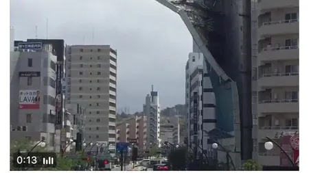 Japonia, bântuită de vânturi înfricoşător de puternice. Un bloc s-a prăbuşit în mijlocul străzii VIDEO