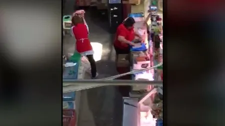Imagini incredibile filmate într-un supermarket. Vezi ce face o vânzătoare cu carnea congelată