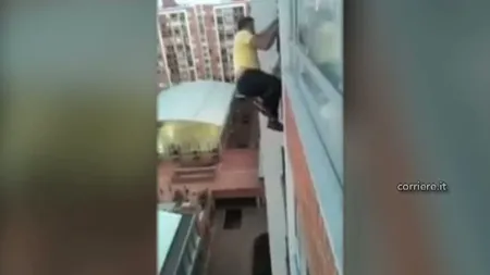 Un căţel, salvat de un bărbat după ce a rămas agăţat la etajul 13 al unui bloc VIDEO
