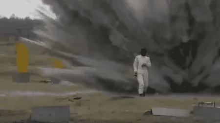 O femeie soldat din Rusia testează un combinezon anti-explozii. Imaginile sunt impresionante VIDEO