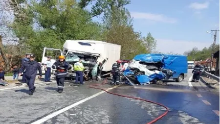 Accident rutier violent cu 4 victime în Mehedinţi. Unul dintre răniţi, transportat cu elicopterul FOTO