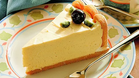 Desertul zilei: Cheesecake cu lămâie şi fructe din compot