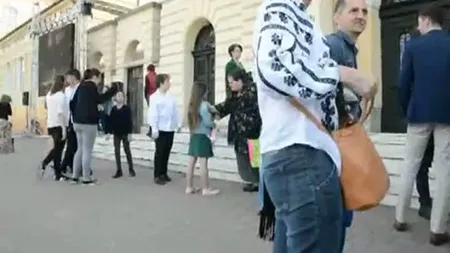 Copii evacuaţi de la teatru pentru securitatea ambasadorului american VIDEO