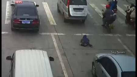 INCIDENT ŞOCANT în trafic. Un copil a căzut din maşină şi a fost călcat de alta VIDEO