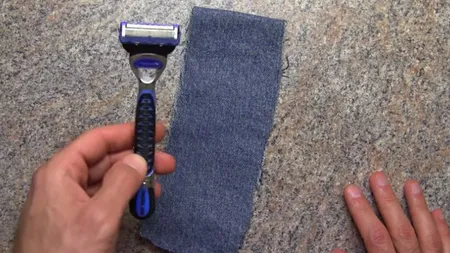 Ce se întâmplă dacă freci aparatul de ras de o pereche de blugi. Nu ţi-ar fi trecut aşa ceva prin cap