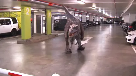 Farsă de infarct! Reacţiile oamenilor după ce dau nas în nas cu un DINOZAUR ascuns într-o parcare subterană VIDEO