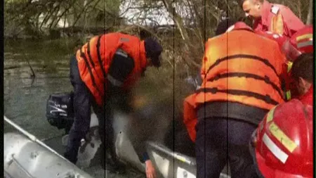 Operaţiune dramatică, femeie salvată în ultima clipă din râu VIDEO