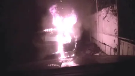 Răzbunare mafiotă. Maşină de lux, incendiată cu un cocktail molotov
